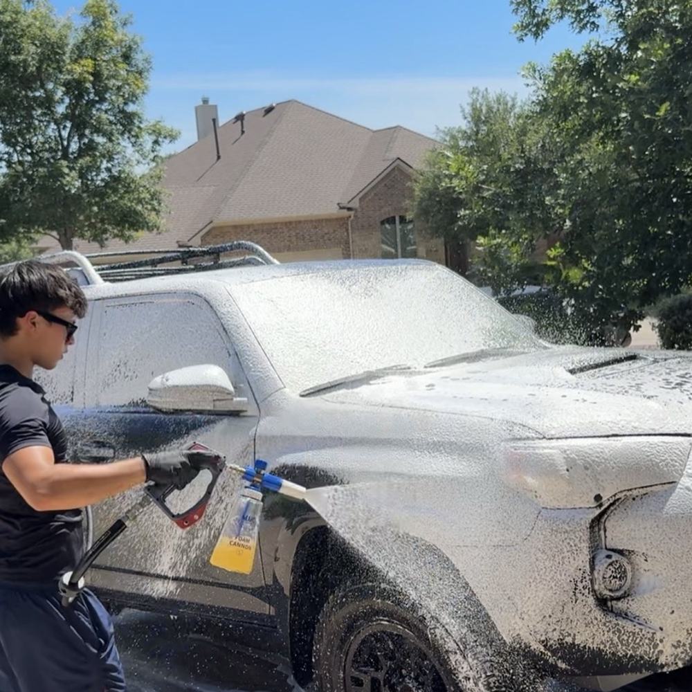 Detailer foaming a 4Runner